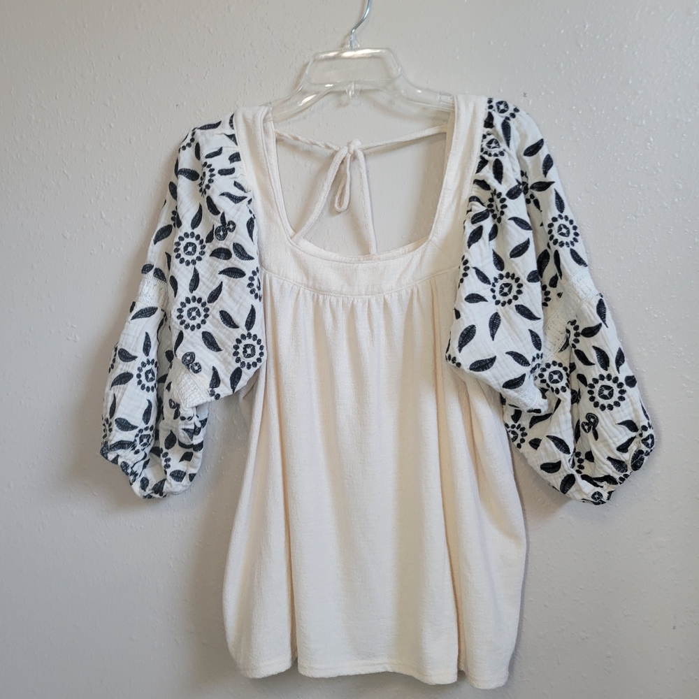Gimmicks By BKE Women's Cream Black Top Embroidered Floral Puff Sleeves Sz L